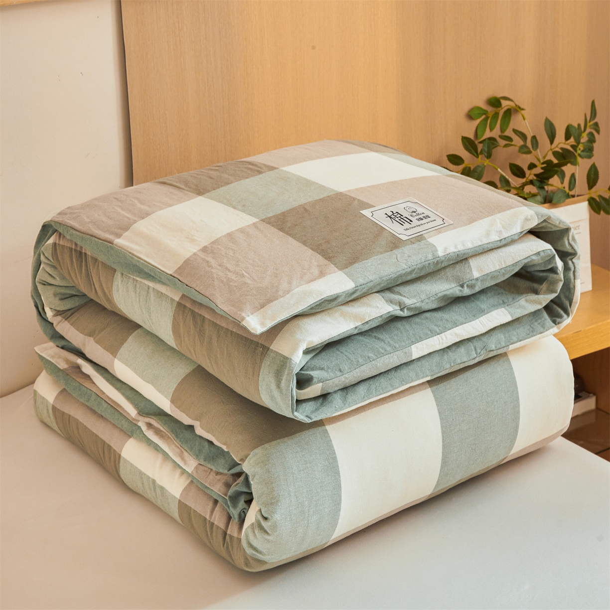 91家纺网 家纺一手货源 找家纺 梵蒂莎 2025新款可拆卸棉花被（场景1） 浅绿格影