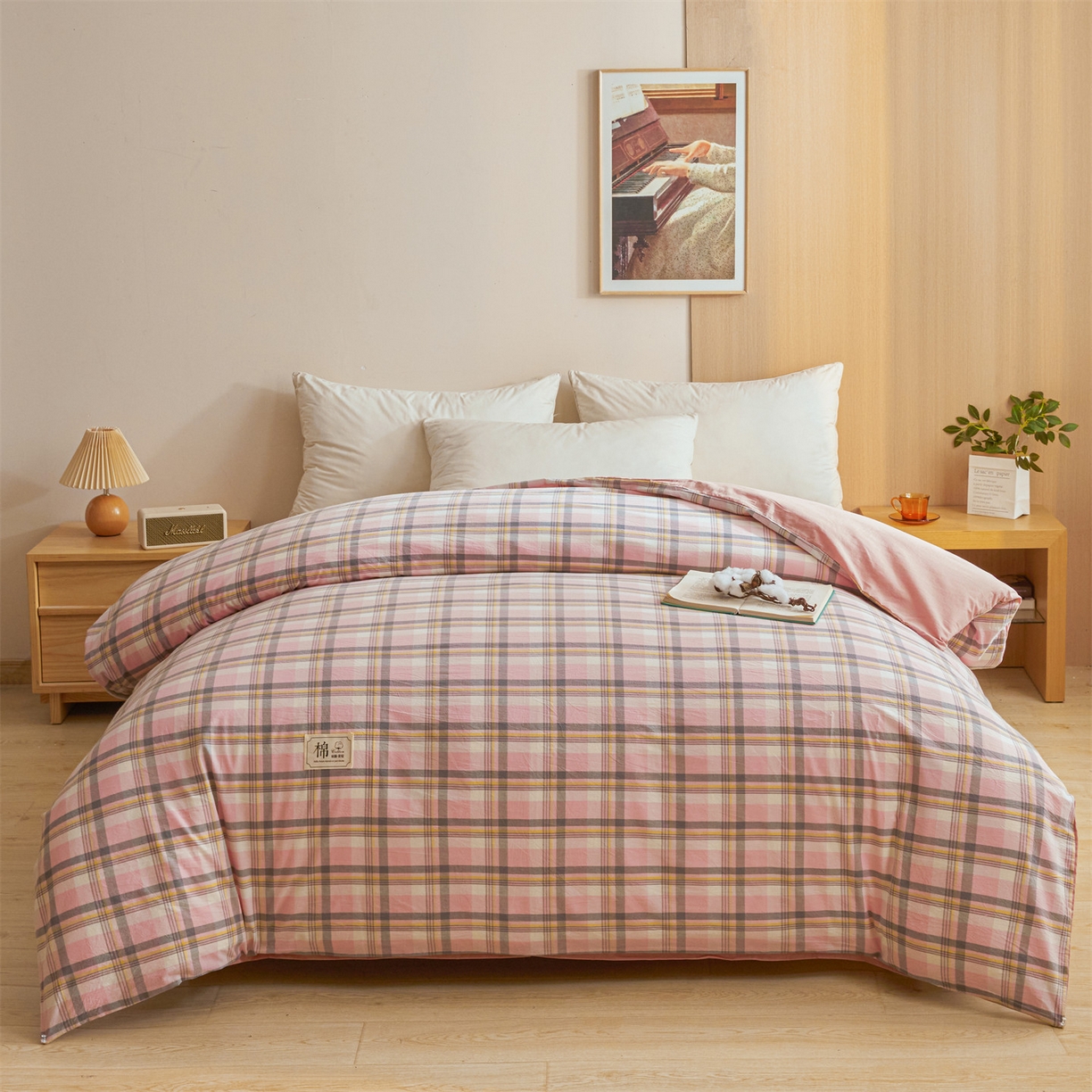 91家纺网 家纺一手货源 找家纺 梵蒂莎 2025新款可拆卸棉花被（场景1） 粉棕格笺