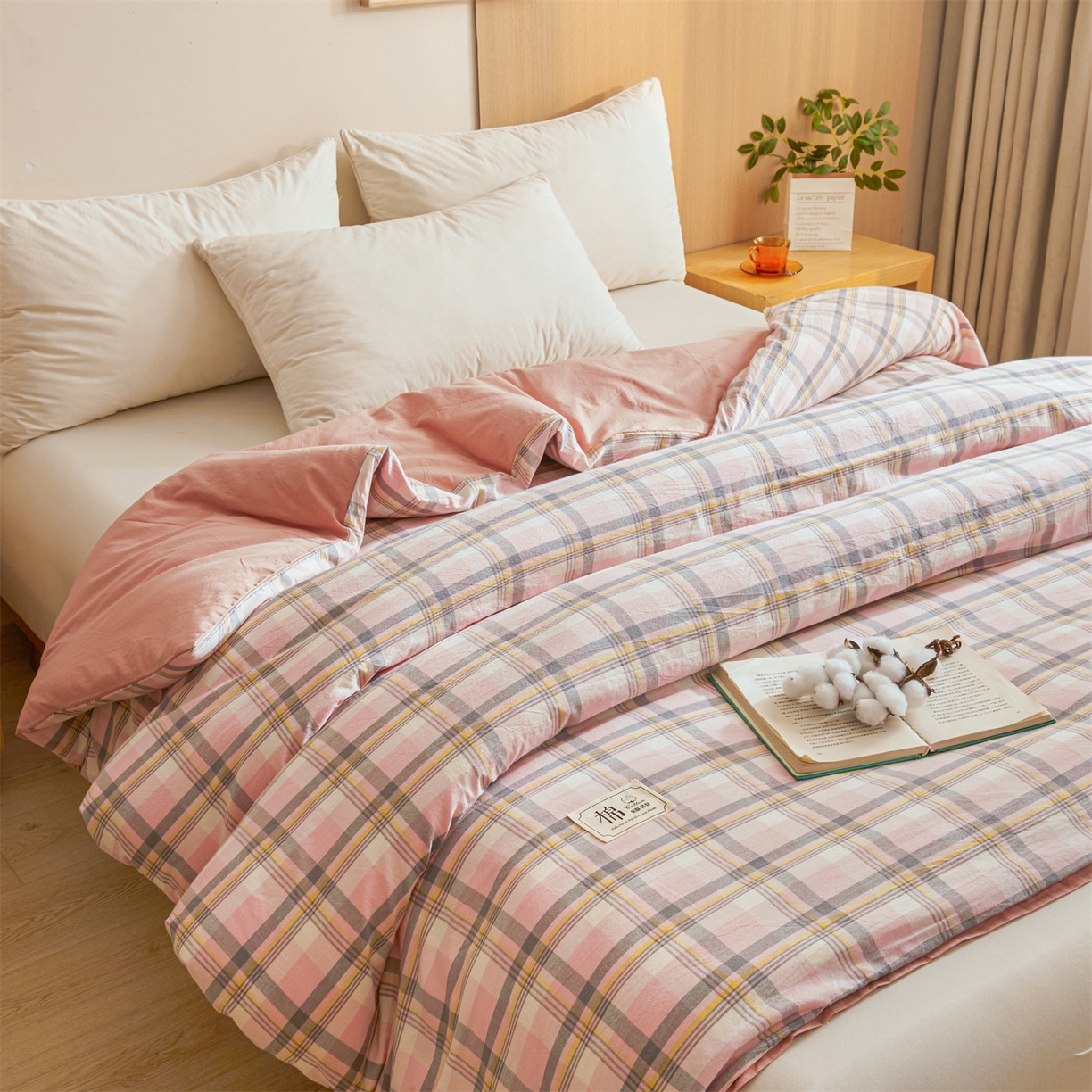91家纺网 家纺一手货源 找家纺 梵蒂莎 2025新款可拆卸棉花被（场景1） 粉棕格笺