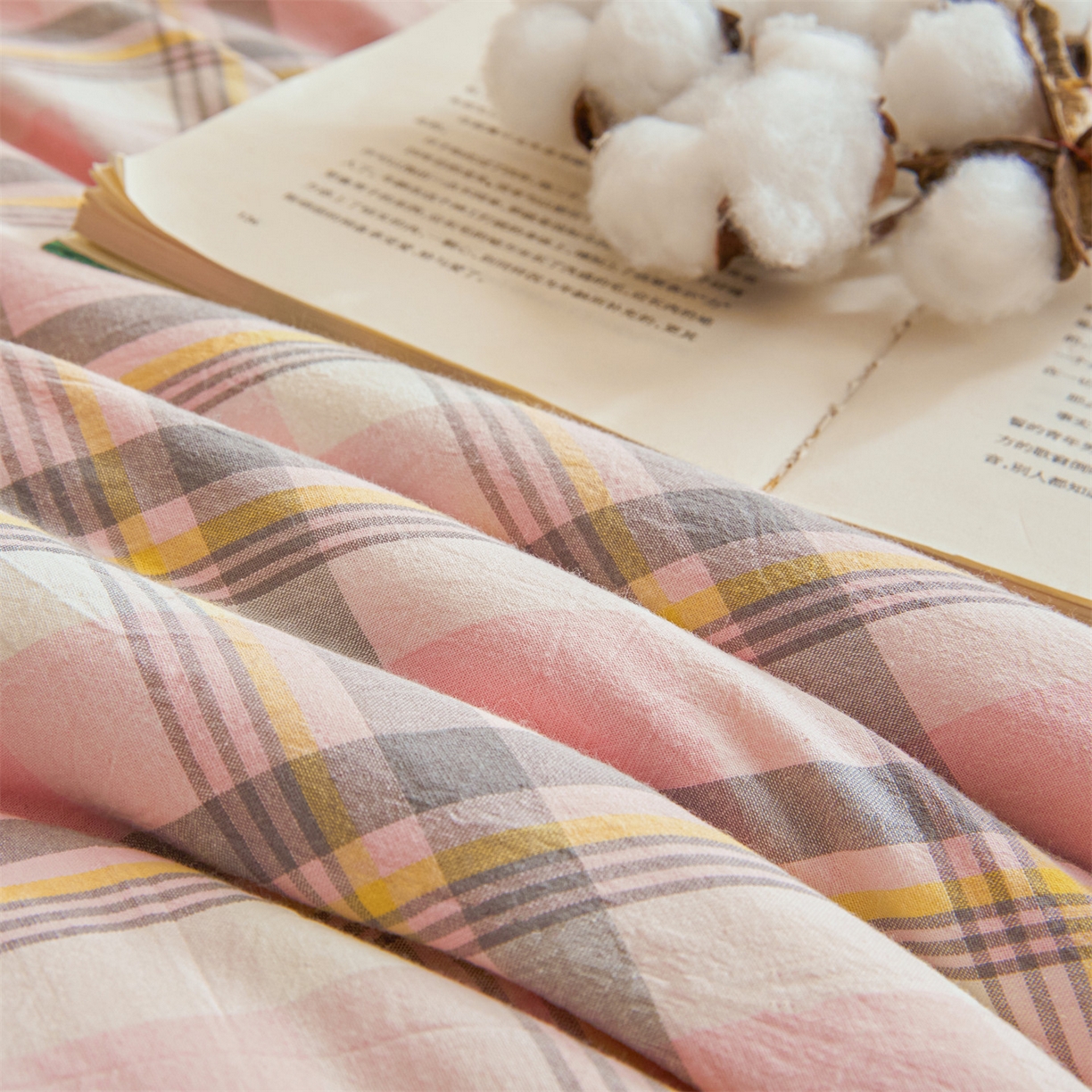 91家纺网 家纺一手货源 找家纺 梵蒂莎 2025新款可拆卸棉花被（场景1） 粉棕格笺