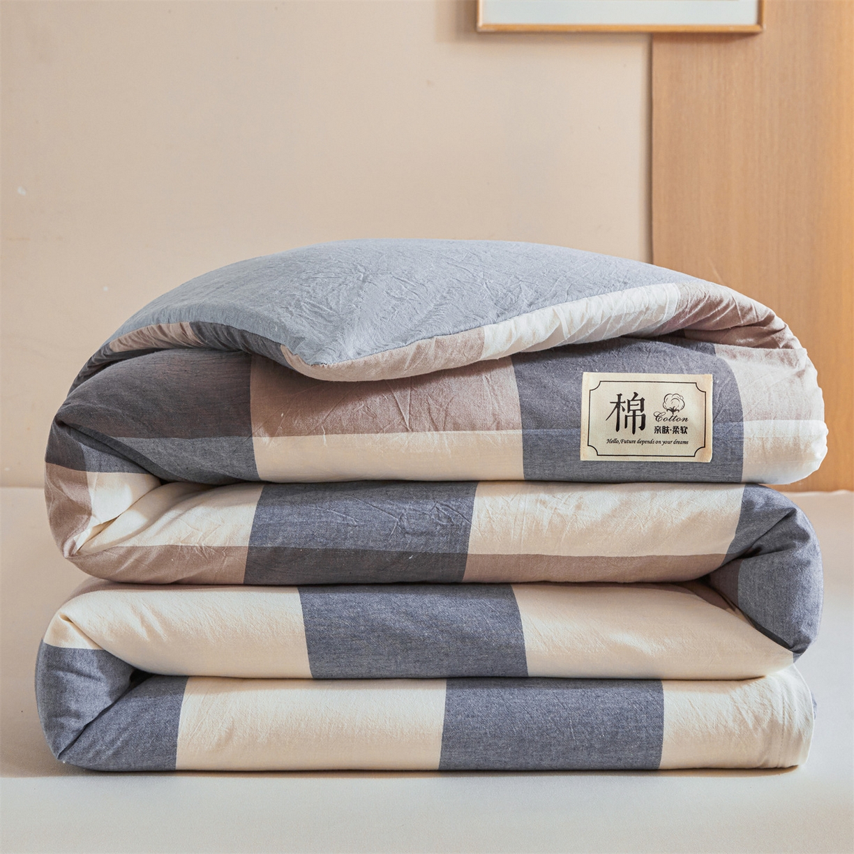 91家纺网 家纺一手货源 找家纺 梵蒂莎 2025新款可拆卸棉花被（场景1） 雾蓝灰格