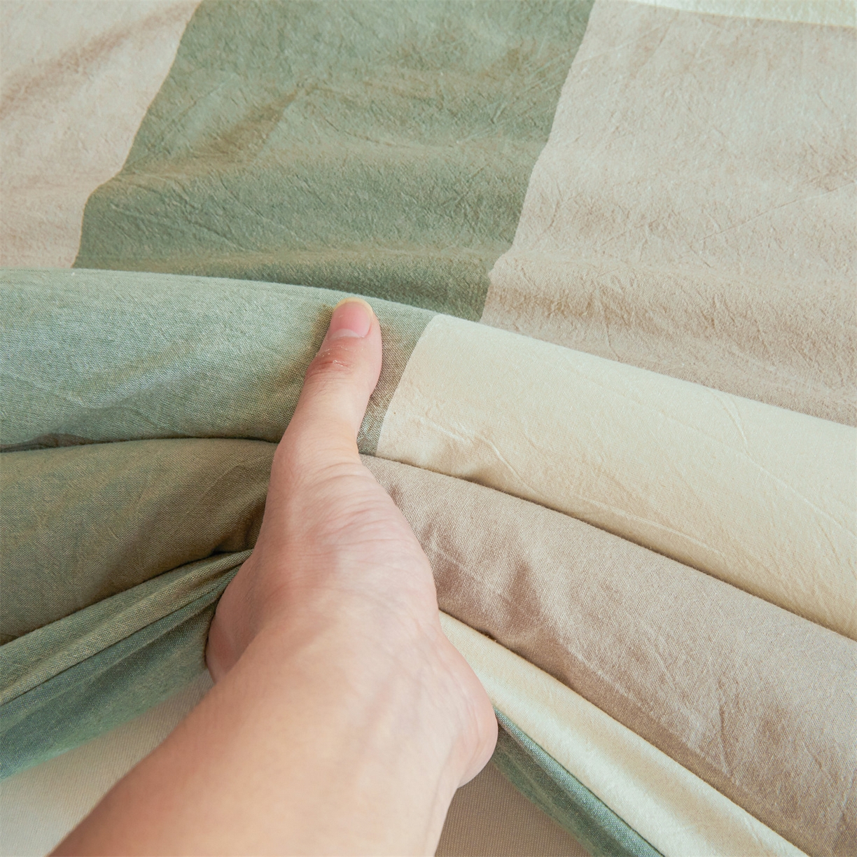 91家纺网 家纺一手货源 找家纺 梵蒂莎 2025新款可拆卸棉花被（场景1） 浅绿格影