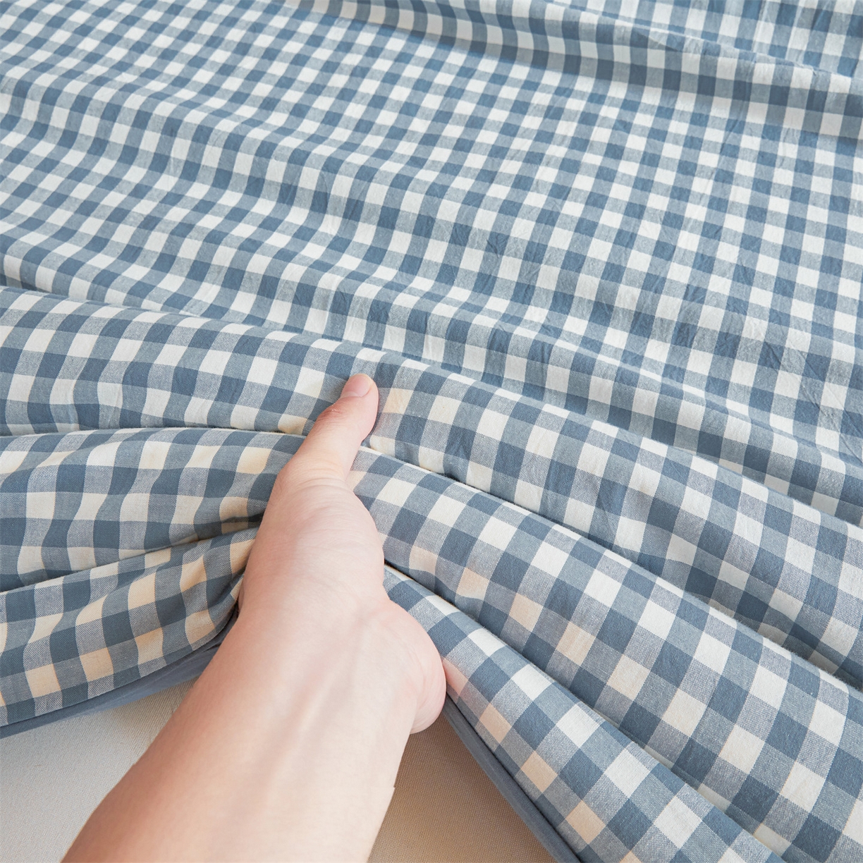 91家纺网 家纺一手货源 找家纺 梵蒂莎 2025新款可拆卸棉花被（场景1） 海盐小格