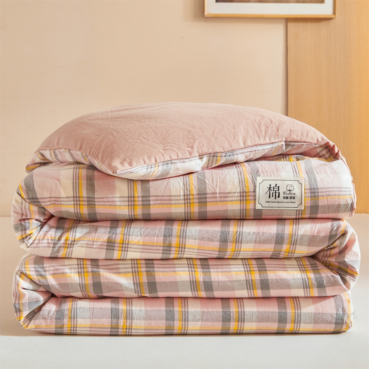 91家纺网 家纺一手货源 找家纺 梵蒂莎 2025新款可拆卸棉花被（场景1） 粉棕格笺