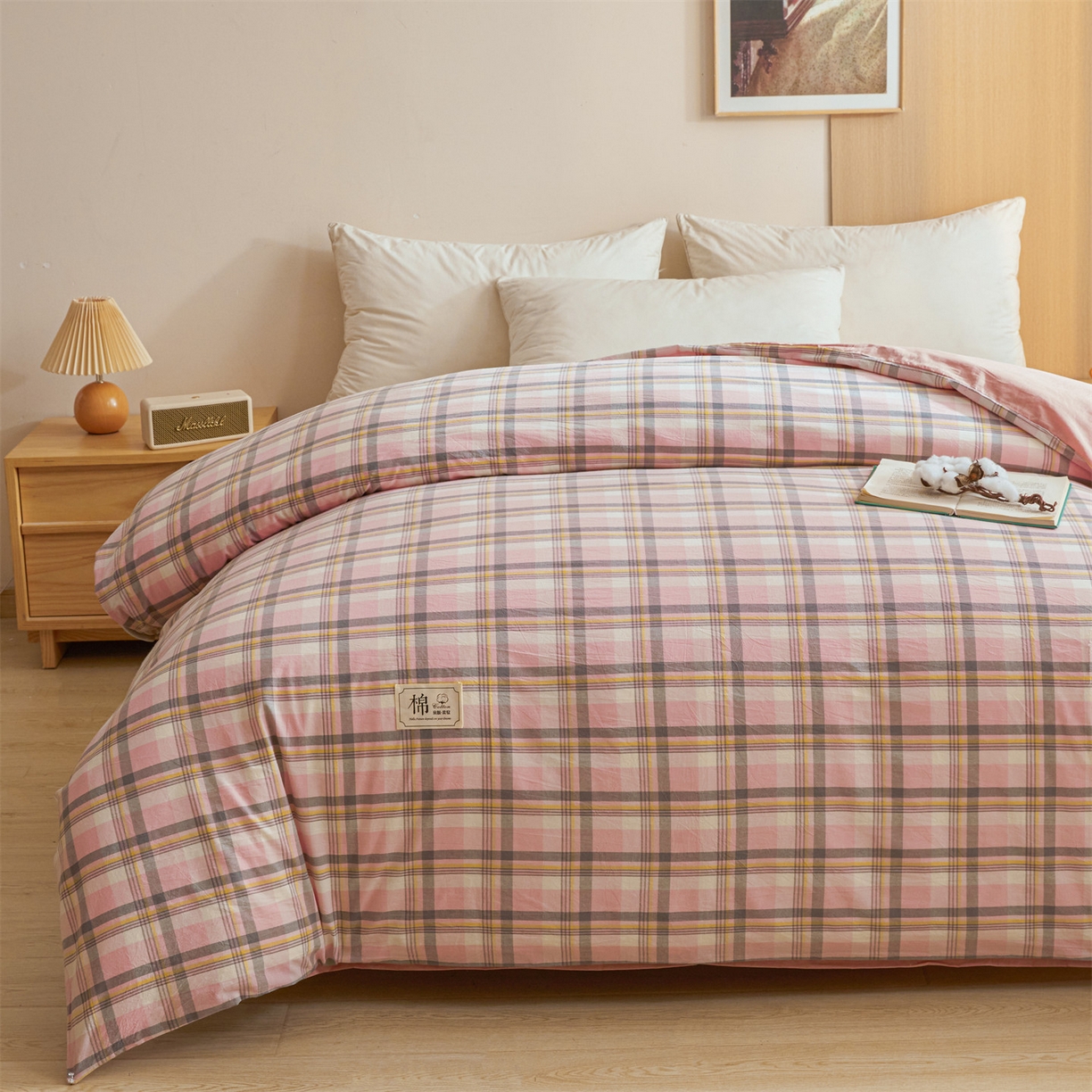 91家纺网 家纺一手货源 找家纺 梵蒂莎 2025新款可拆卸棉花被（场景1） 粉棕格笺