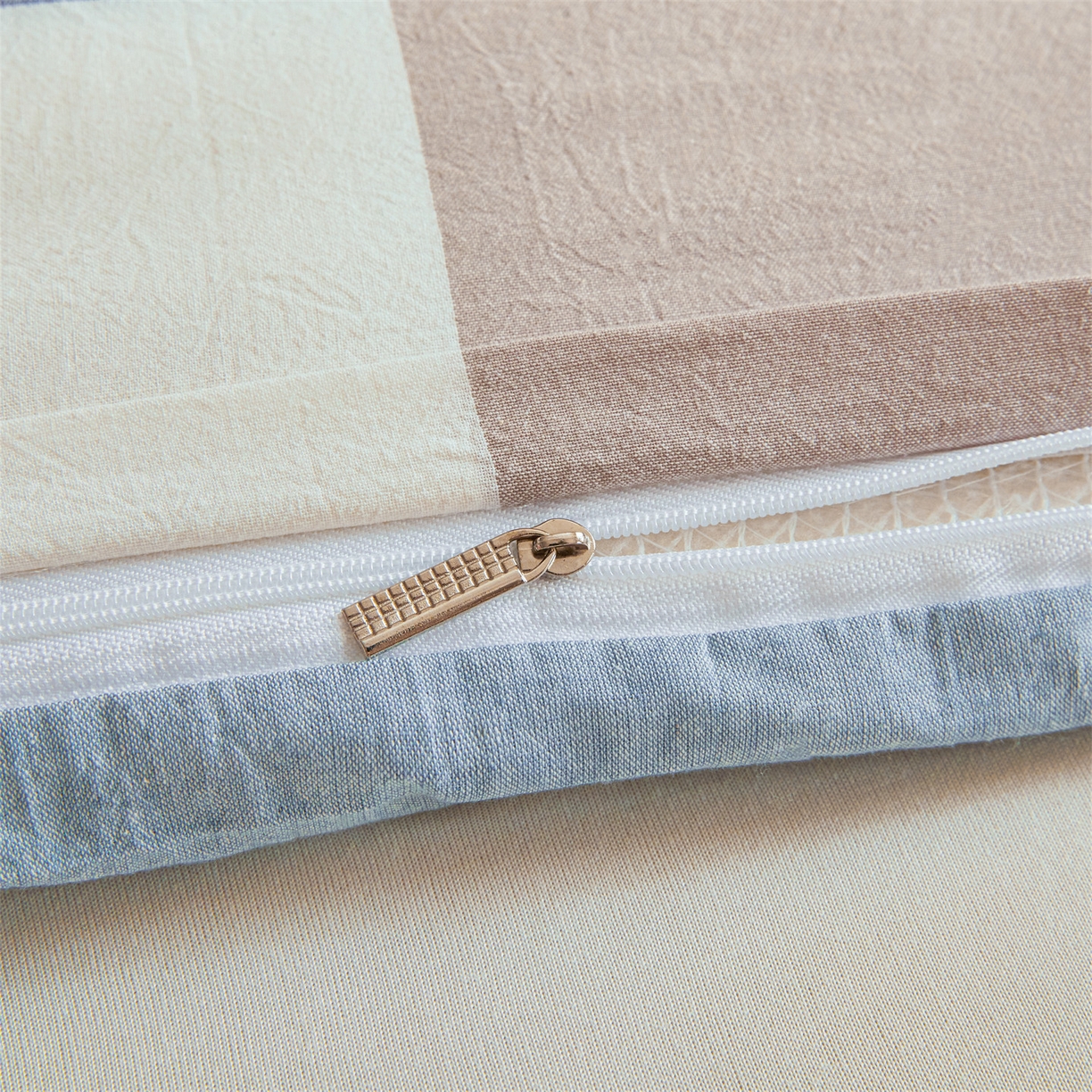 91家纺网 家纺一手货源 找家纺 梵蒂莎 2025新款可拆卸棉花被（场景1） 雾蓝灰格