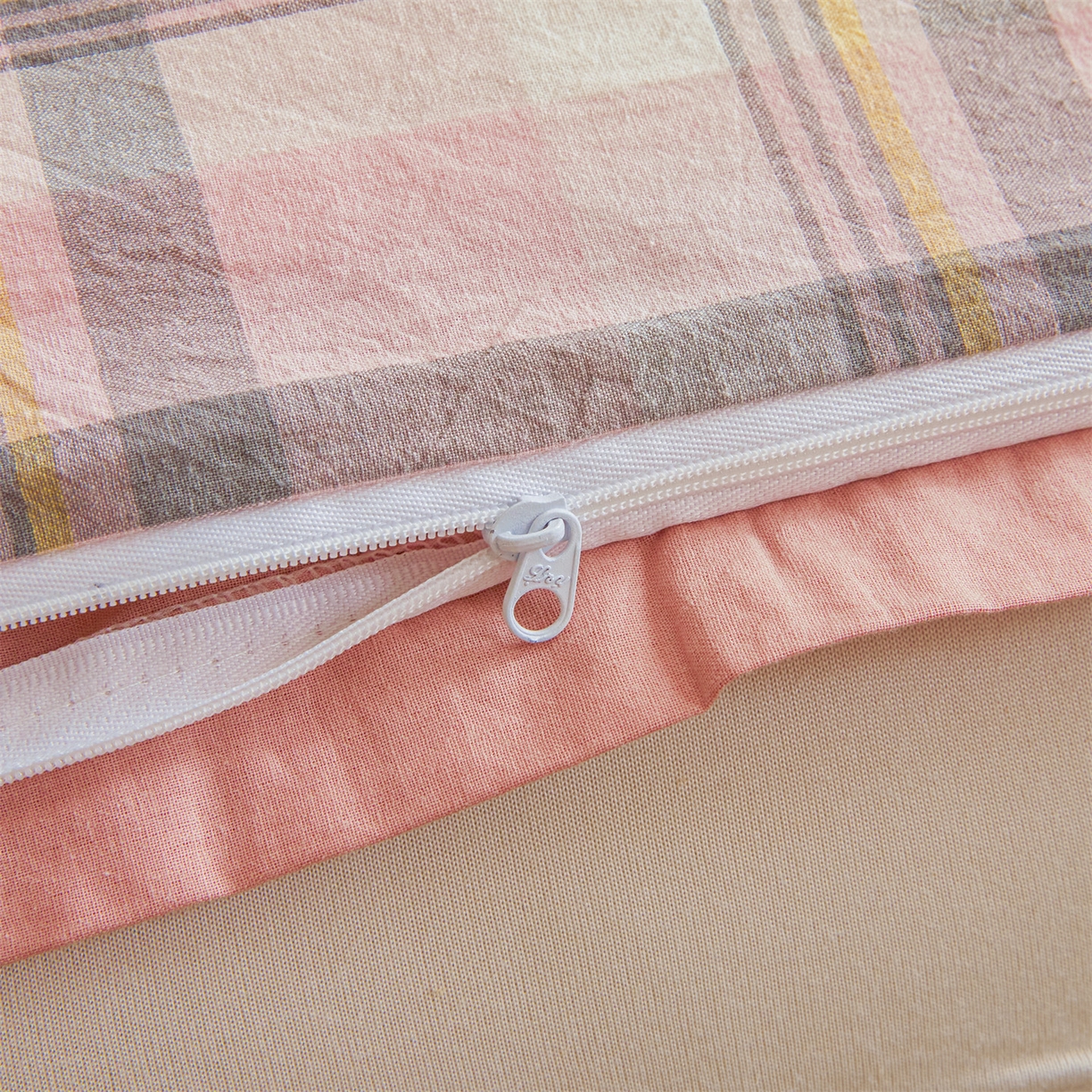 91家纺网 家纺一手货源 找家纺 梵蒂莎 2025新款可拆卸棉花被（场景1） 粉棕格笺