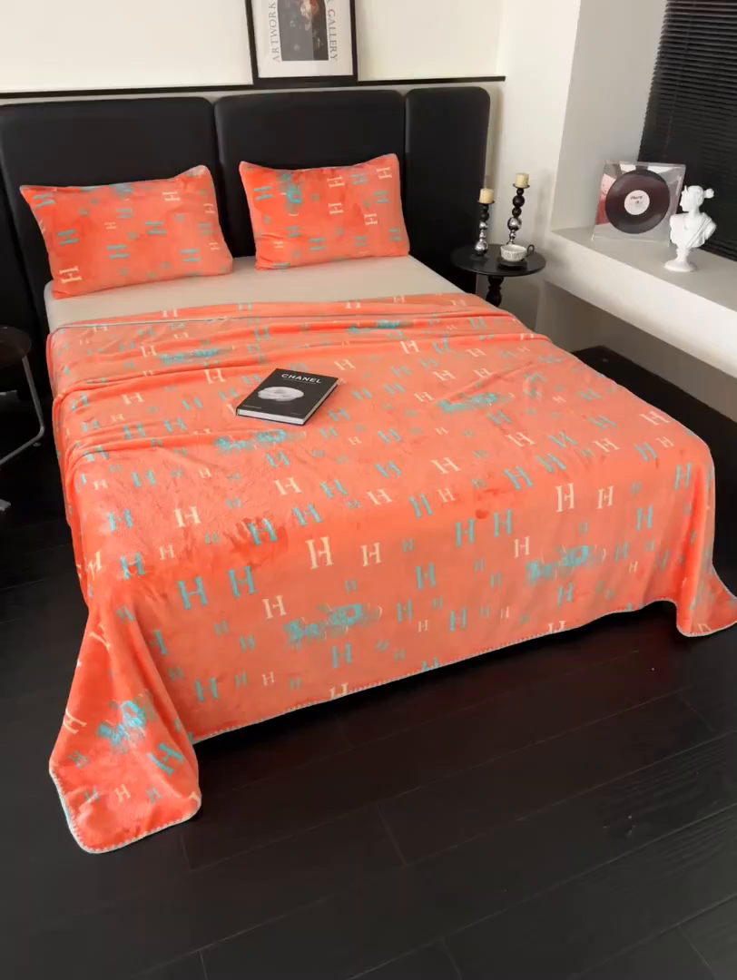 91家纺网 家纺一手货源 找家纺 楼兰公主 2025新款潮牌三角针贝壳绣盖毯毛毯系列 字母骑士