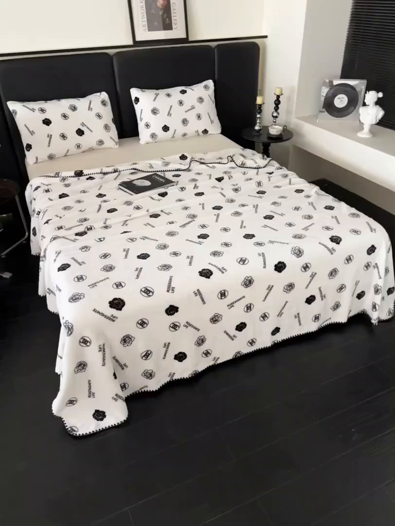 91家纺网 家纺一手货源 找家纺 楼兰公主 2025新款潮牌三角针贝壳绣盖毯毛毯系列 小香