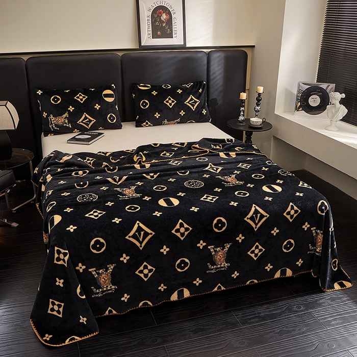 91家纺网 家纺一手货源 找家纺 楼兰公主 2025新款潮牌三角针贝壳绣盖毯毛毯系列 L熊