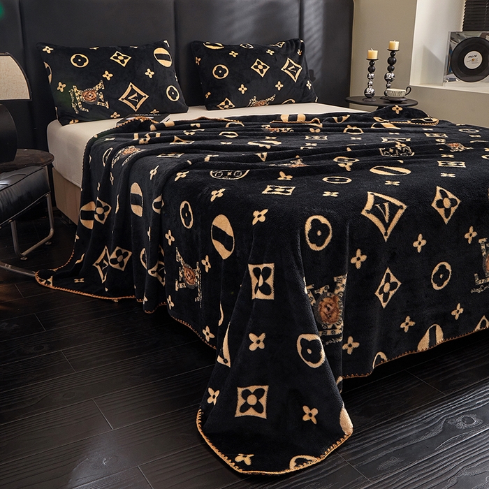 91家纺网 家纺一手货源 找家纺 楼兰公主 2025新款潮牌三角针贝壳绣盖毯毛毯系列 L熊