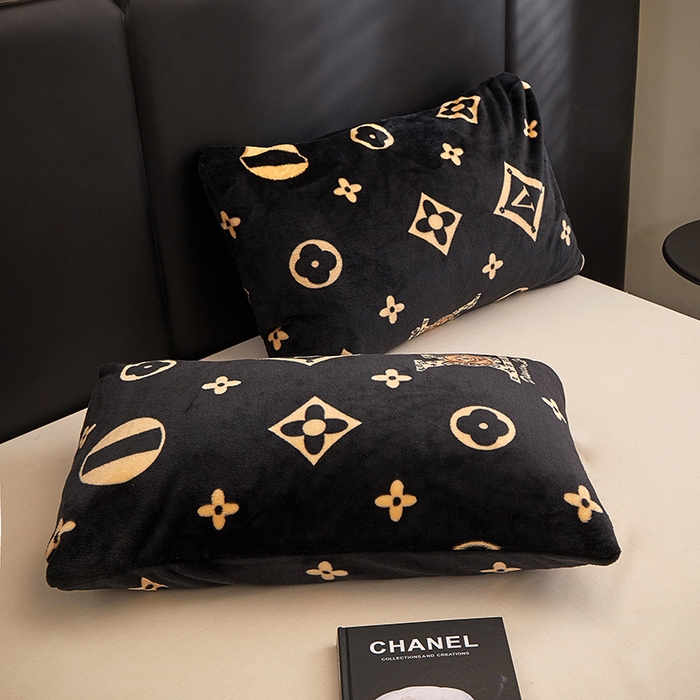 91家纺网 家纺一手货源 找家纺 楼兰公主 2025新款潮牌三角针贝壳绣盖毯毛毯系列 L熊