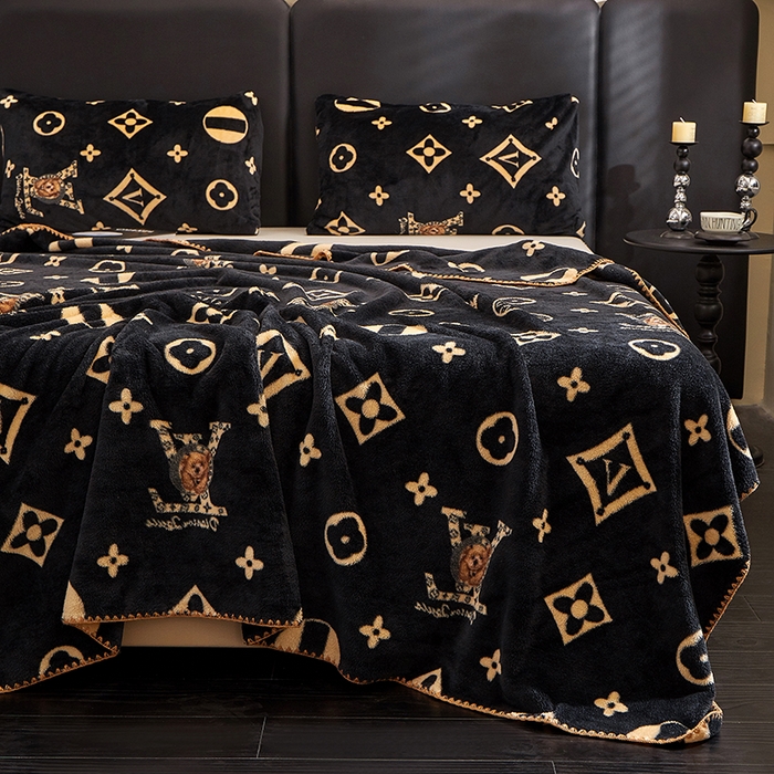 91家纺网 家纺一手货源 找家纺 楼兰公主 2025新款潮牌三角针贝壳绣盖毯毛毯系列 L熊