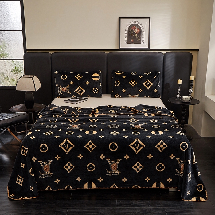 91家纺网 家纺一手货源 找家纺 楼兰公主 2025新款潮牌三角针贝壳绣盖毯毛毯系列 L熊