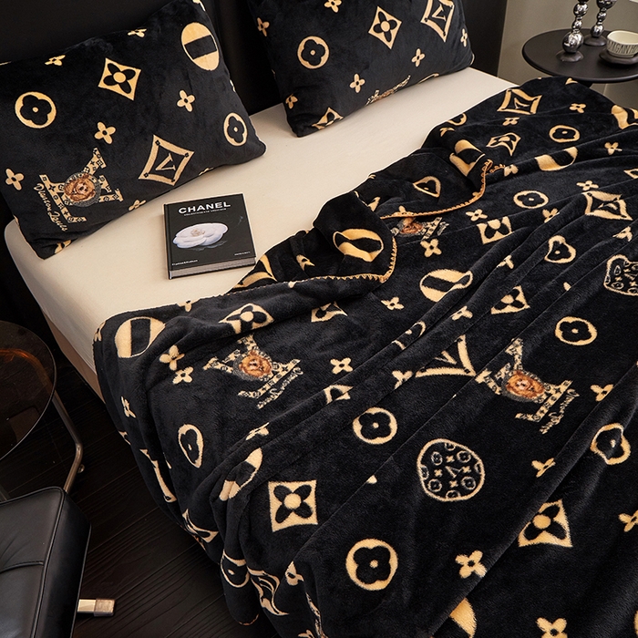 91家纺网 家纺一手货源 找家纺 楼兰公主 2025新款潮牌三角针贝壳绣盖毯毛毯系列 L熊