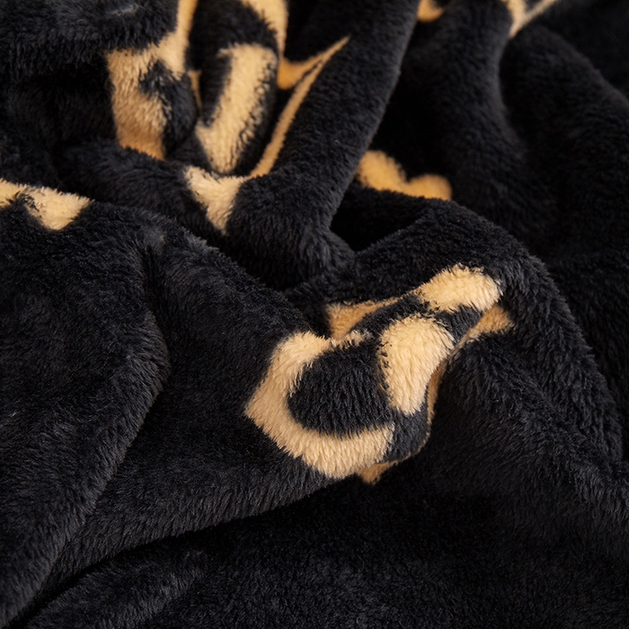 91家纺网 家纺一手货源 找家纺 楼兰公主 2025新款潮牌三角针贝壳绣盖毯毛毯系列 L熊