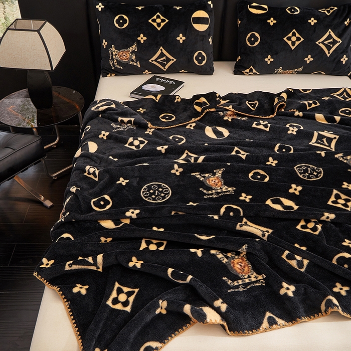 91家纺网 家纺一手货源 找家纺 楼兰公主 2025新款潮牌三角针贝壳绣盖毯毛毯系列 L熊