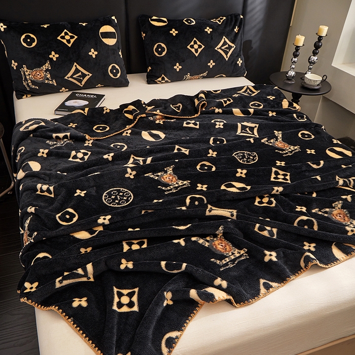 91家纺网 家纺一手货源 找家纺 楼兰公主 2025新款潮牌三角针贝壳绣盖毯毛毯系列 L熊