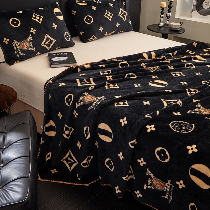 91家纺网 家纺一手货源 找家纺 楼兰公主 2025新款潮牌三角针贝壳绣盖毯毛毯系列 L熊