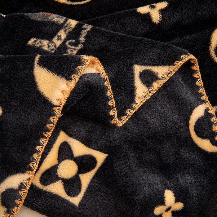 91家纺网 家纺一手货源 找家纺 楼兰公主 2025新款潮牌三角针贝壳绣盖毯毛毯系列 L熊