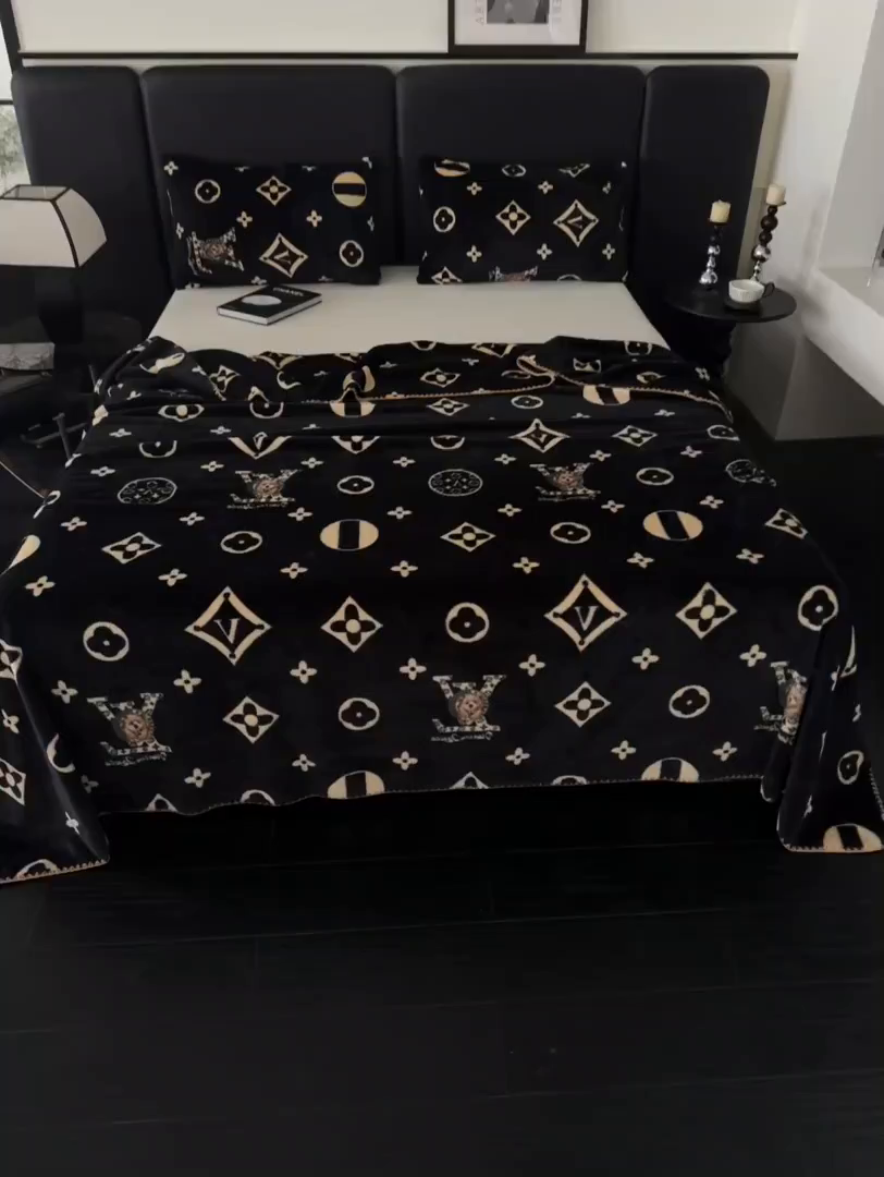 91家纺网 家纺一手货源 找家纺 楼兰公主 2025新款潮牌三角针贝壳绣盖毯毛毯系列 L熊