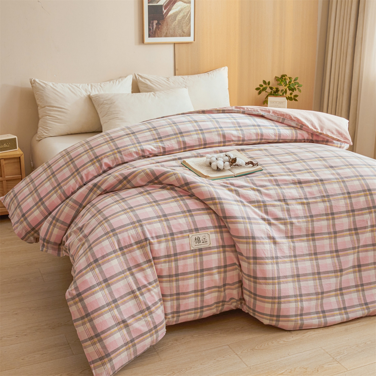 91家纺网 家纺一手货源 找家纺 梵蒂莎 2025新款可拆卸棉花被（场景1） 粉棕格笺