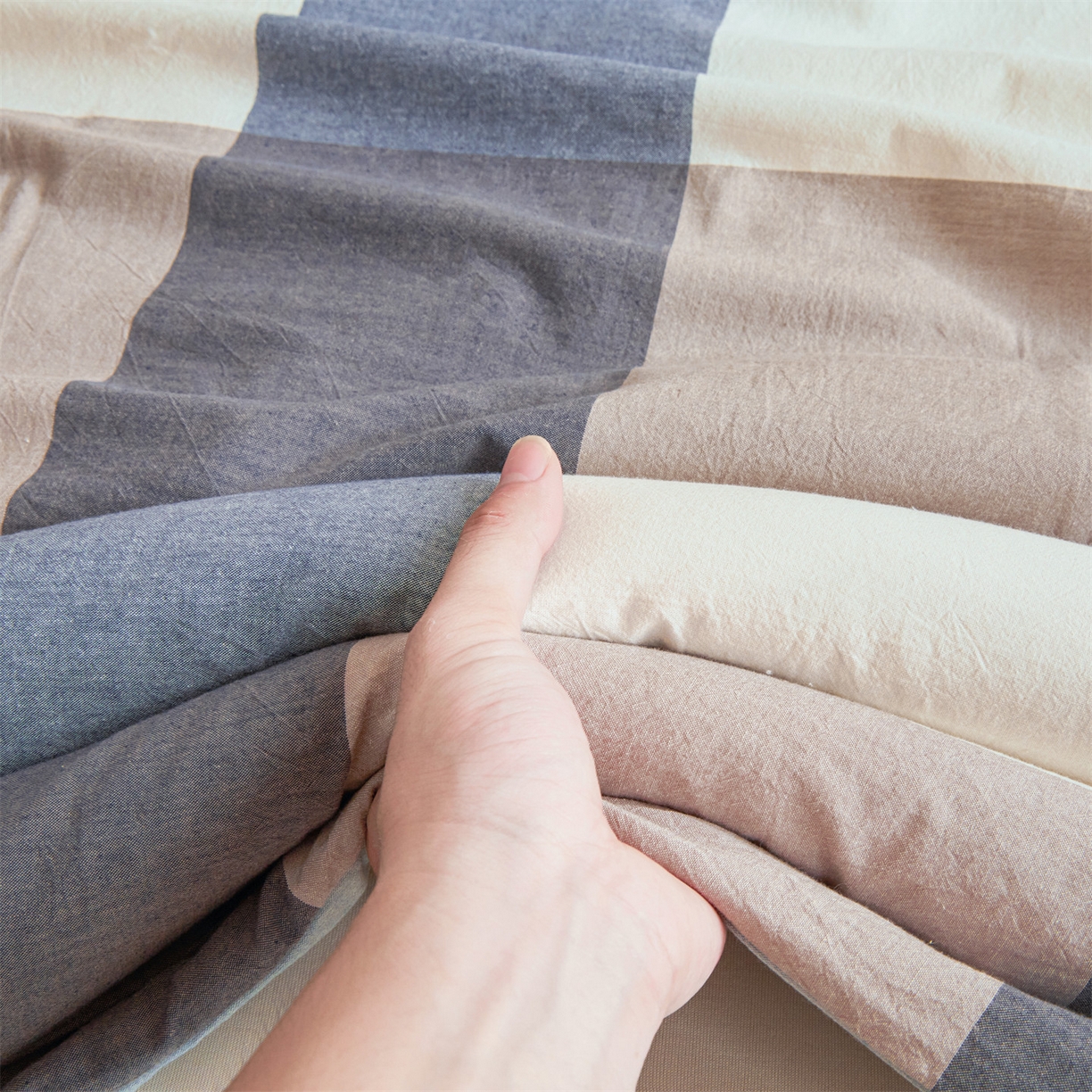 91家纺网 家纺一手货源 找家纺 梵蒂莎 2025新款可拆卸棉花被（场景1） 雾蓝灰格