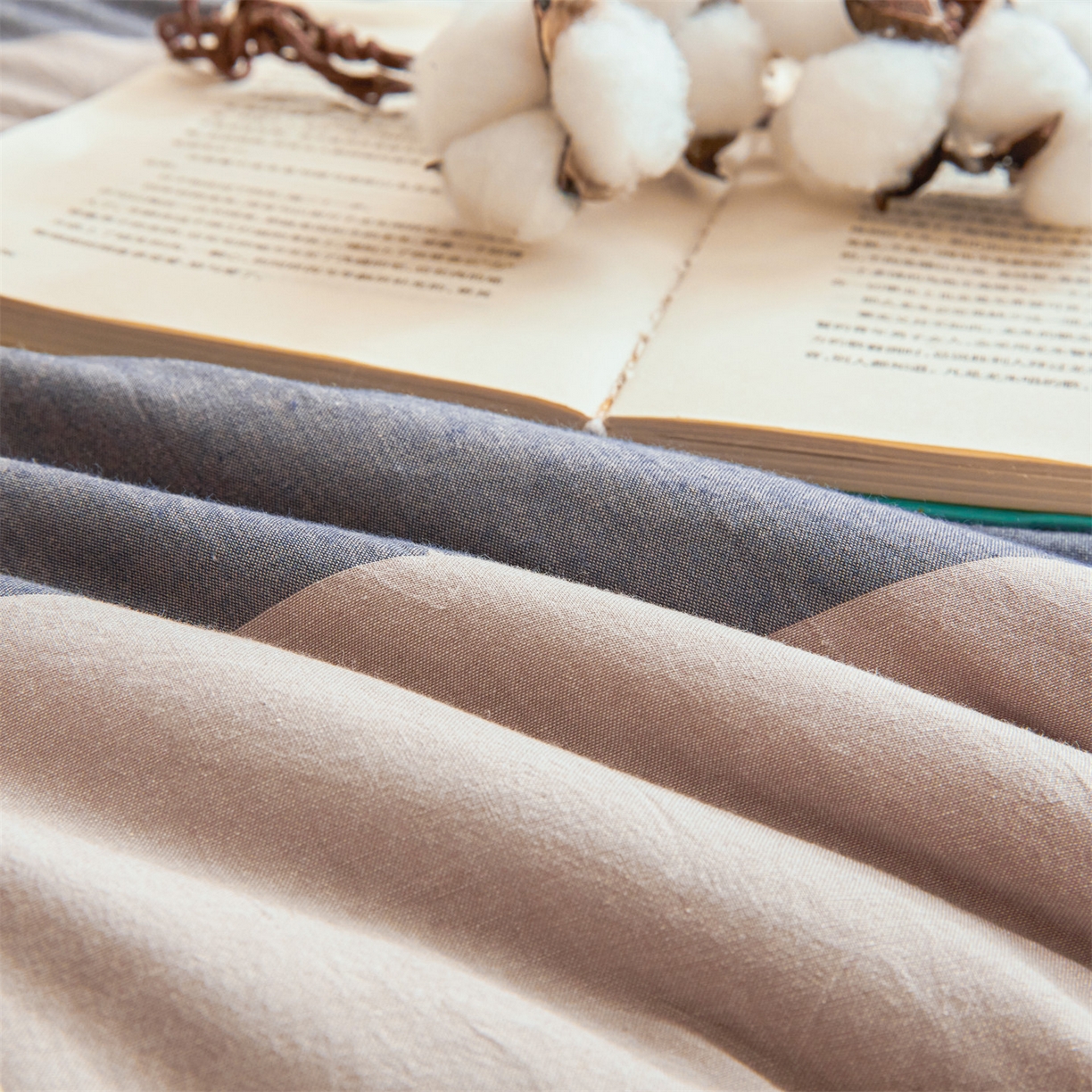 91家纺网 家纺一手货源 找家纺 梵蒂莎 2025新款可拆卸棉花被（场景1） 雾蓝灰格