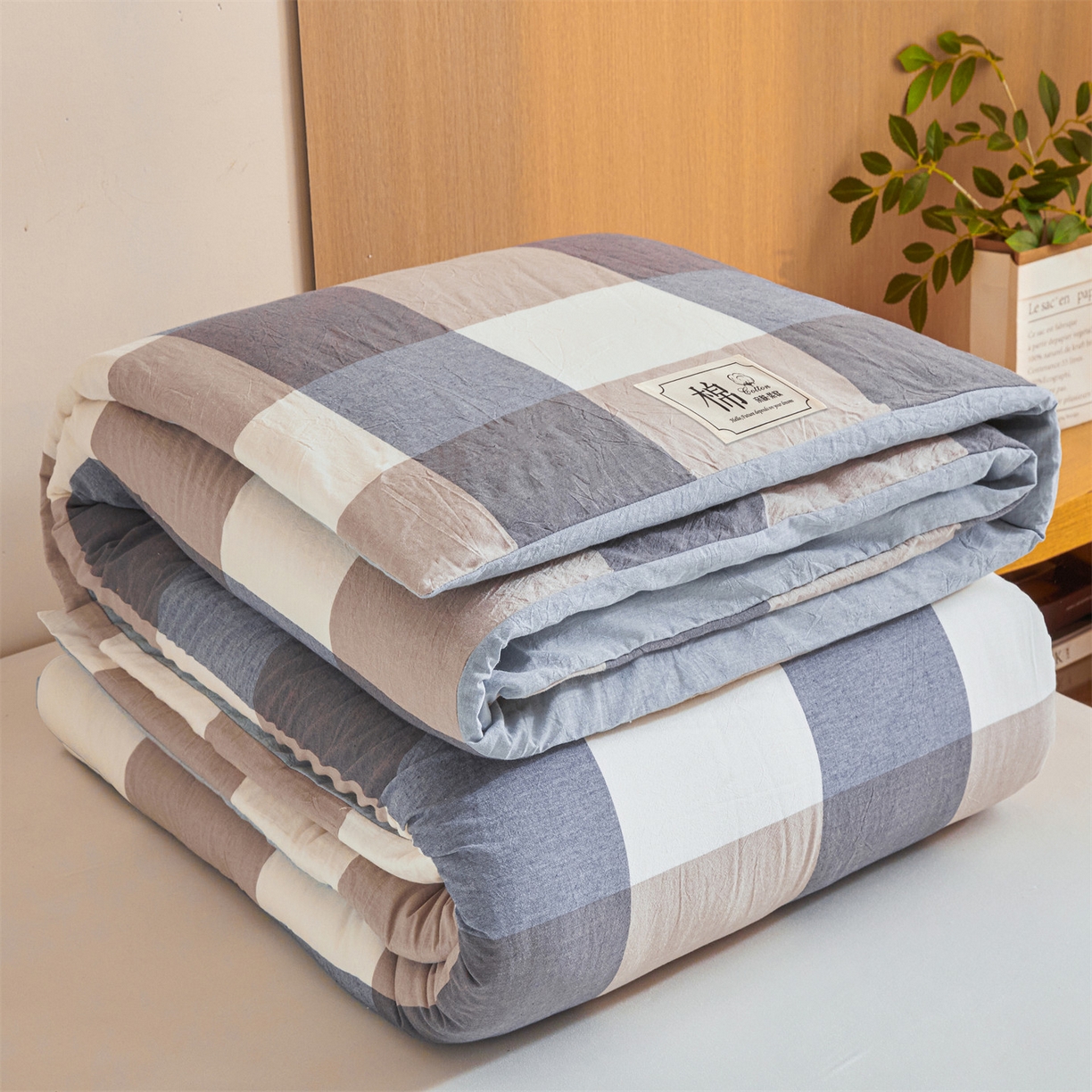 91家纺网 家纺一手货源 找家纺 梵蒂莎 2025新款可拆卸棉花被（场景1） 雾蓝灰格