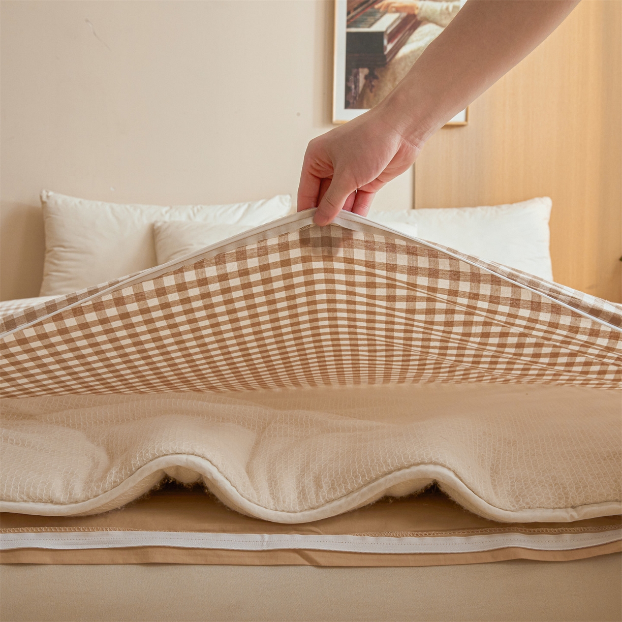 91家纺网 家纺一手货源 找家纺 梵蒂莎 2025新款可拆卸棉花被（场景1） 棕格漫调