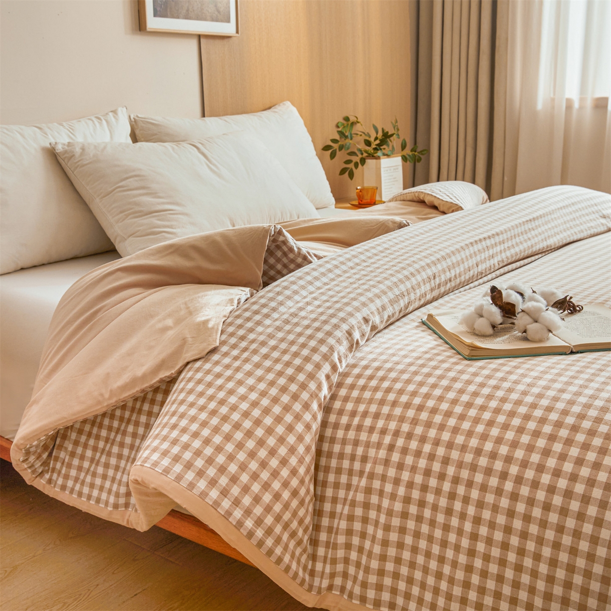 91家纺网 家纺一手货源 找家纺 梵蒂莎 2025新款可拆卸棉花被（场景1） 棕格漫调