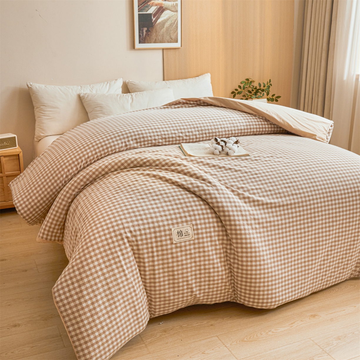 91家纺网 家纺一手货源 找家纺 梵蒂莎 2025新款可拆卸棉花被（场景1） 棕格漫调