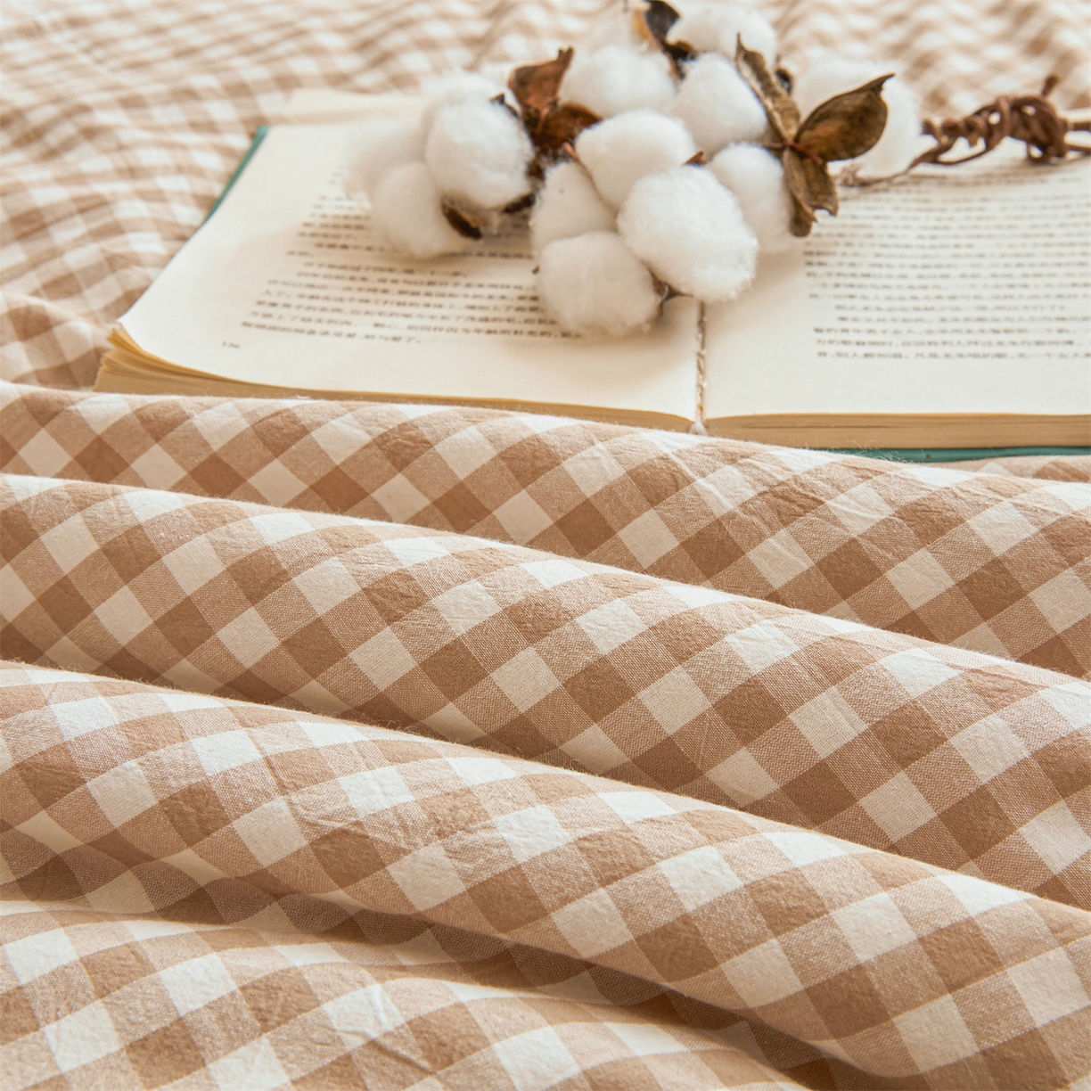 91家纺网 家纺一手货源 找家纺 梵蒂莎 2025新款可拆卸棉花被（场景1） 棕格漫调