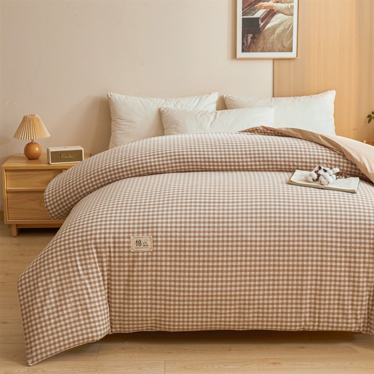 91家纺网 家纺一手货源 找家纺 梵蒂莎 2025新款可拆卸棉花被（场景1） 棕格漫调