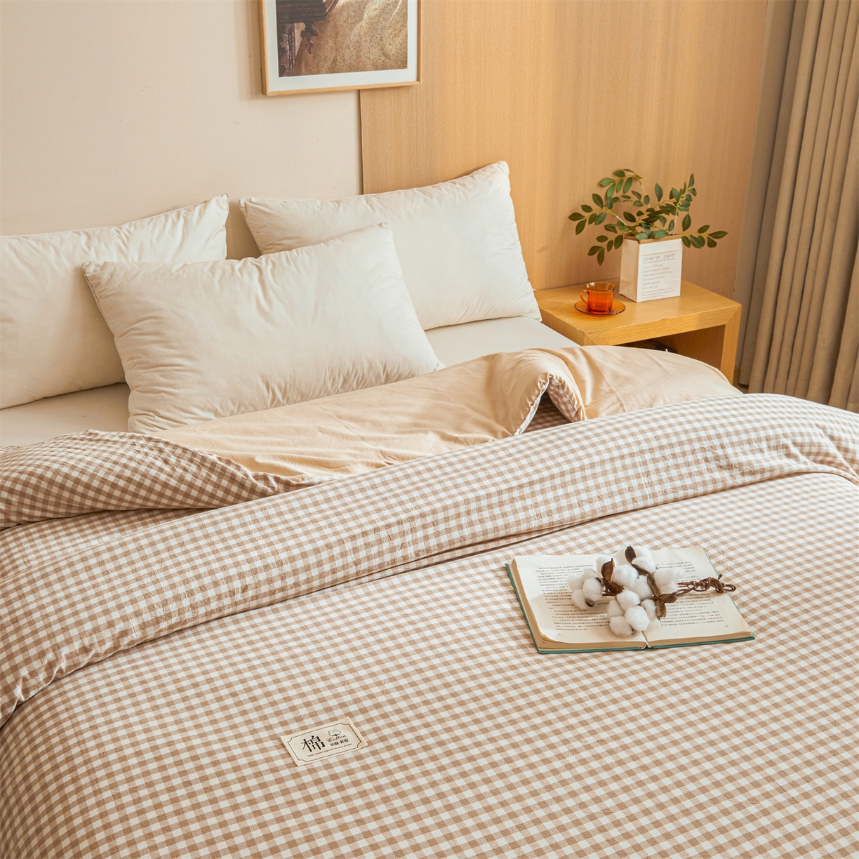 91家纺网 家纺一手货源 找家纺 梵蒂莎 2025新款可拆卸棉花被（场景1） 棕格漫调