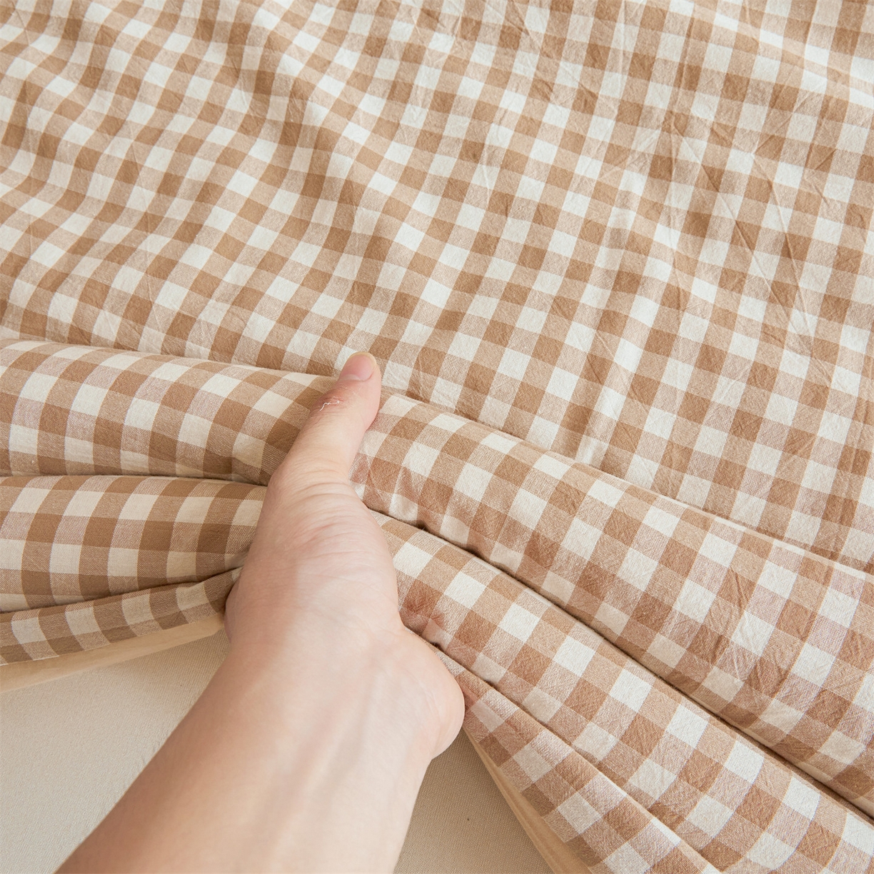 91家纺网 家纺一手货源 找家纺 梵蒂莎 2025新款可拆卸棉花被（场景1） 棕格漫调