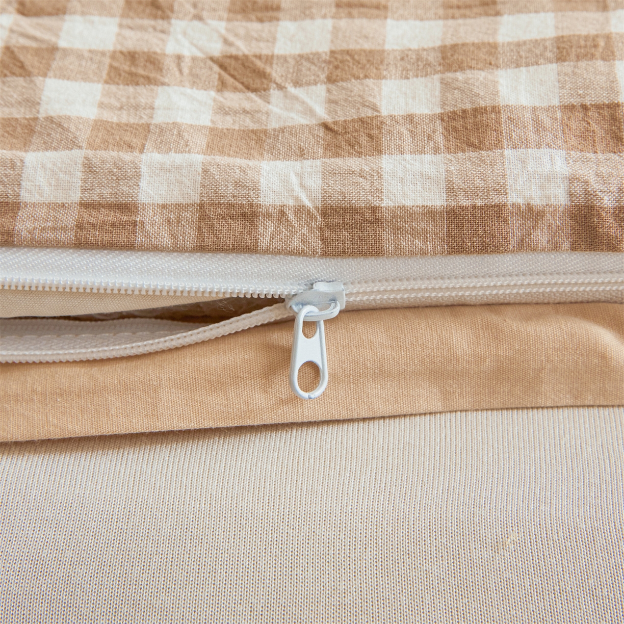 91家纺网 家纺一手货源 找家纺 梵蒂莎 2025新款可拆卸棉花被（场景1） 棕格漫调