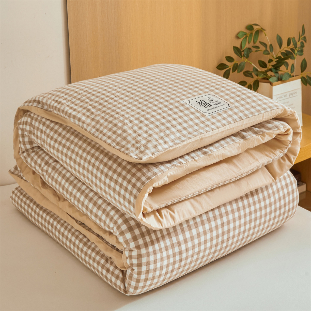 91家纺网 家纺一手货源 找家纺 梵蒂莎 2025新款可拆卸棉花被（场景1） 棕格漫调