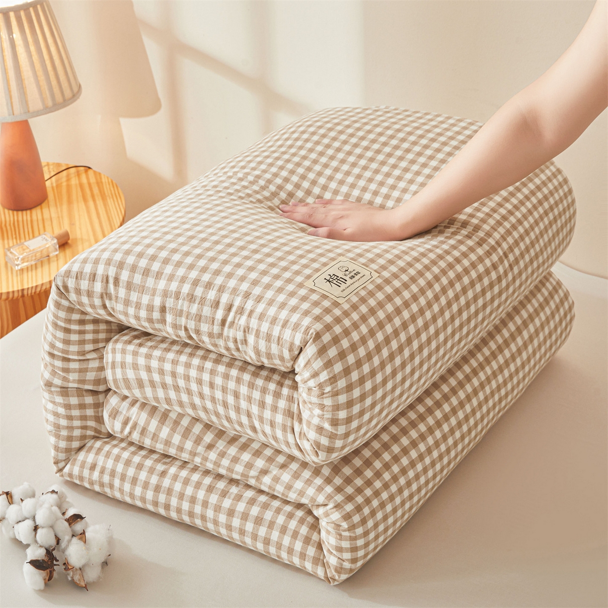 91家纺网 家纺一手货源 找家纺 梵蒂莎 2025新款可拆卸棉花被（场景2） 浅棕小格