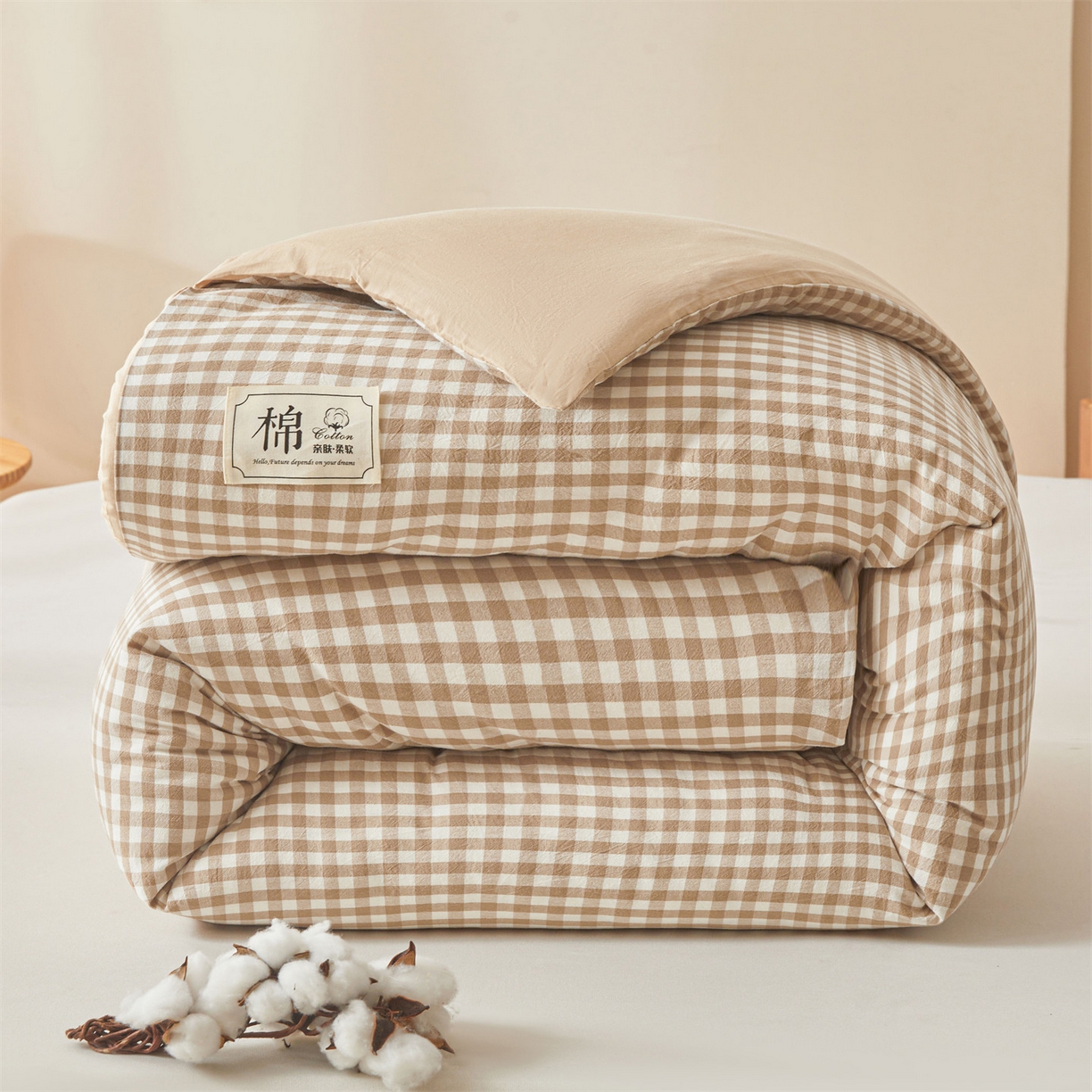 91家纺网 家纺一手货源 找家纺 梵蒂莎 2025新款可拆卸棉花被（场景2） 浅棕小格