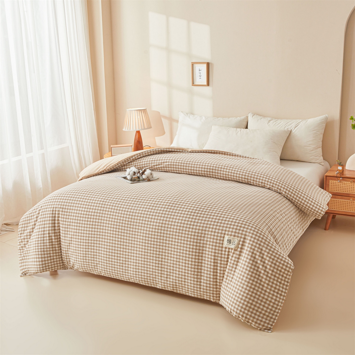 91家纺网 家纺一手货源 找家纺 梵蒂莎 2025新款可拆卸棉花被（场景2） 浅棕小格