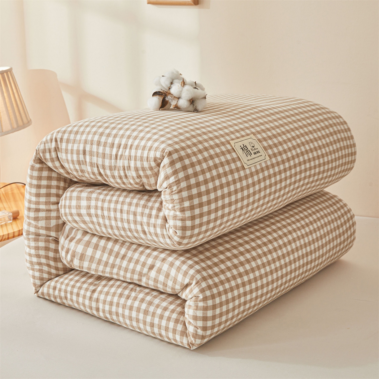 91家纺网 家纺一手货源 找家纺 梵蒂莎 2025新款可拆卸棉花被（场景2） 浅棕小格