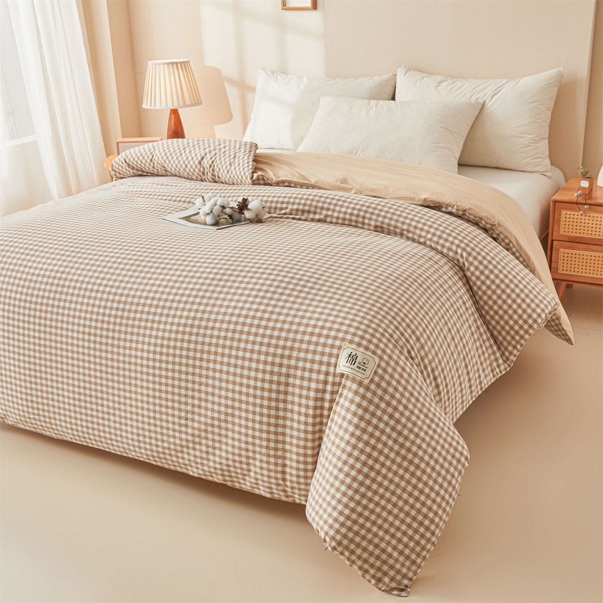 91家纺网 家纺一手货源 找家纺 梵蒂莎 2025新款可拆卸棉花被（场景2） 浅棕小格