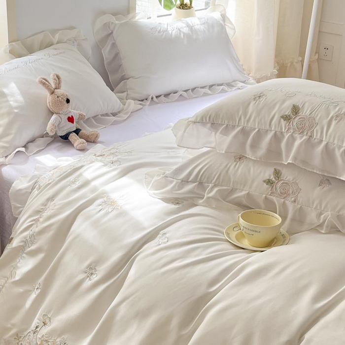 91家纺网 家纺一手货源 找家纺 AB家纺2025新款 水洗棉绣花四件套 依兰梦 浅紫白