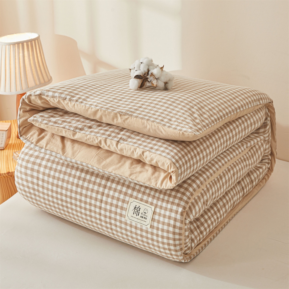 91家纺网 家纺一手货源 找家纺 梵蒂莎 2025新款可拆卸棉花被（场景2） 浅棕小格