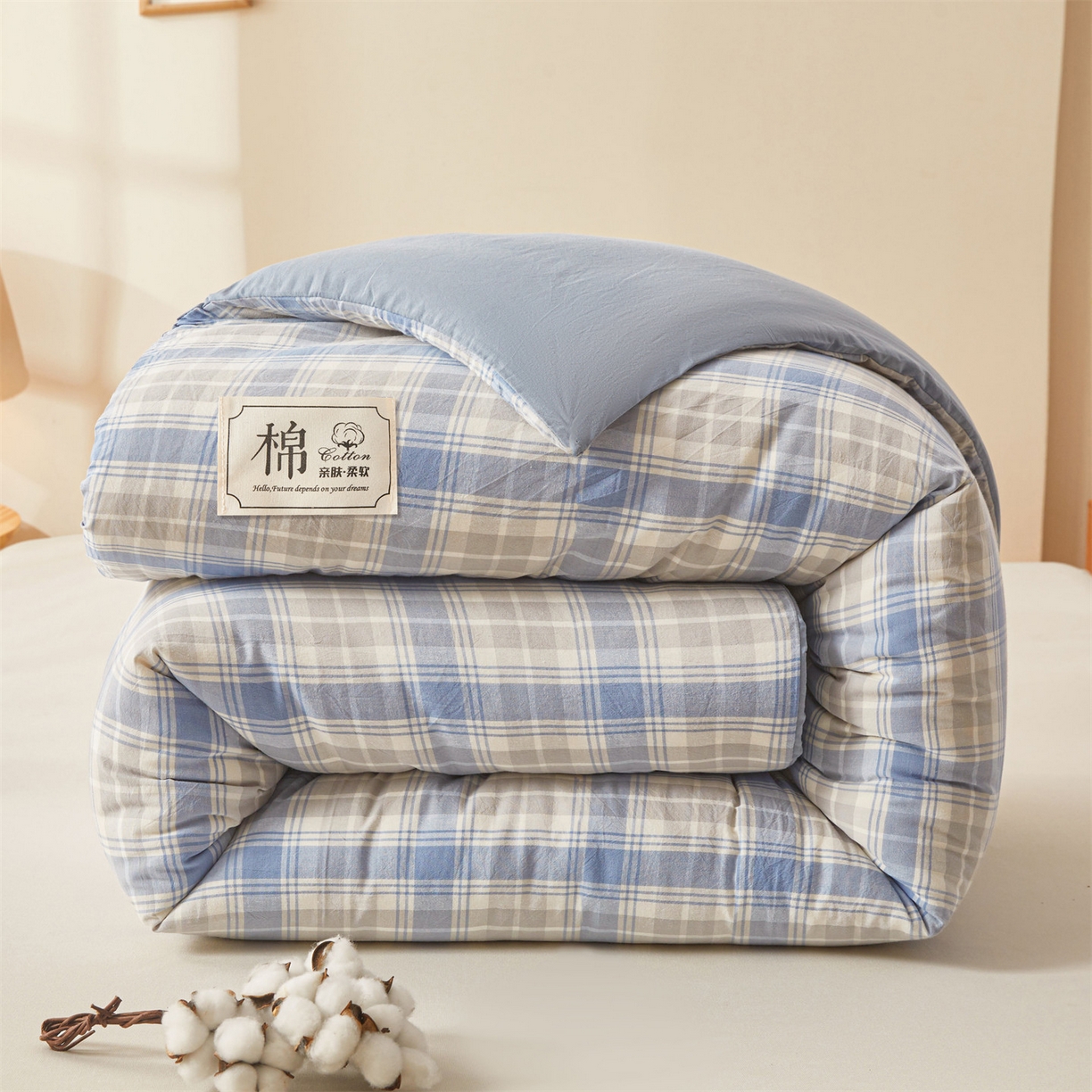 91家纺网 家纺一手货源 找家纺 梵蒂莎 2025新款可拆卸棉花被（场景2） 蓝絮漫格