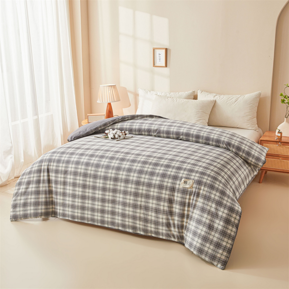 91家纺网 家纺一手货源 找家纺 梵蒂莎 2025新款可拆卸棉花被（场景2） 浅灰格影