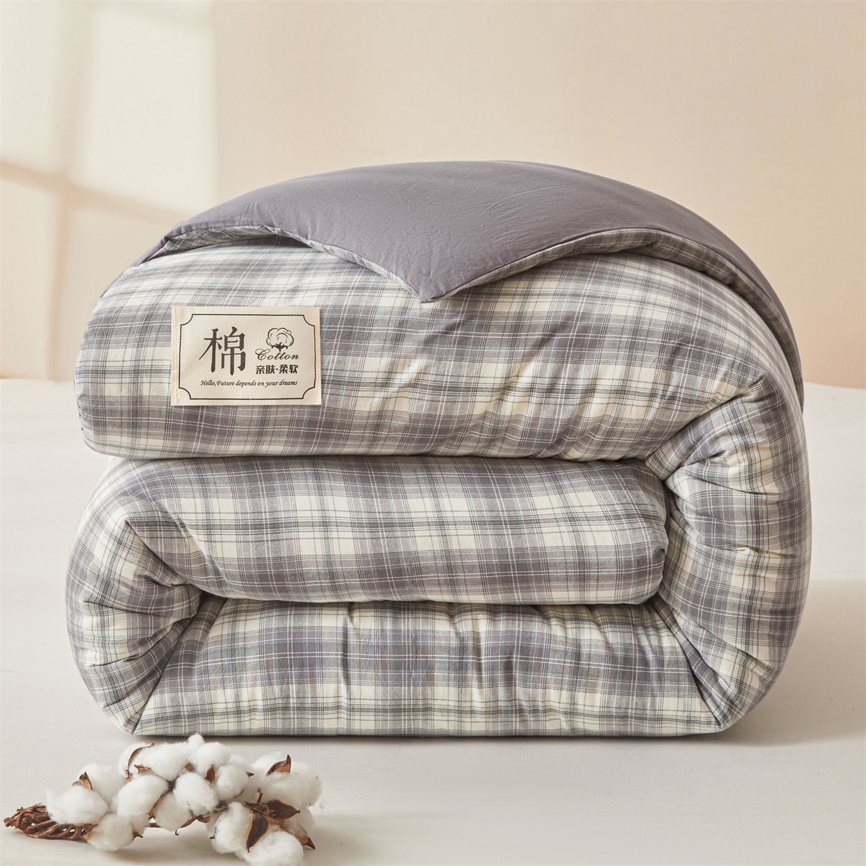 91家纺网 家纺一手货源 找家纺 梵蒂莎 2025新款可拆卸棉花被（场景2） 浅灰格影