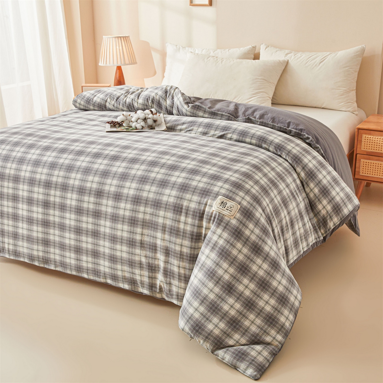91家纺网 家纺一手货源 找家纺 梵蒂莎 2025新款可拆卸棉花被（场景2） 浅灰格影