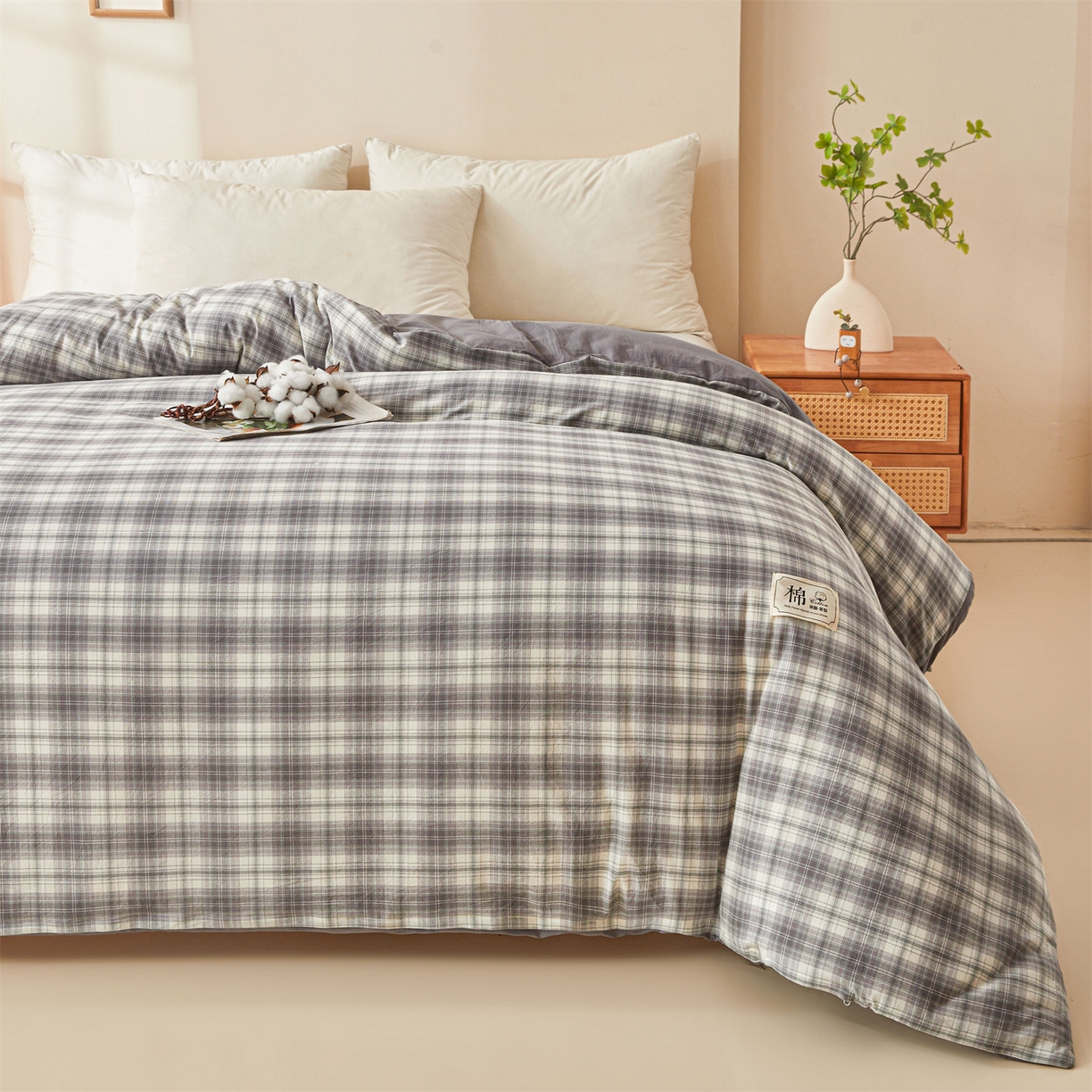 91家纺网 家纺一手货源 找家纺 梵蒂莎 2025新款可拆卸棉花被（场景2） 浅灰格影